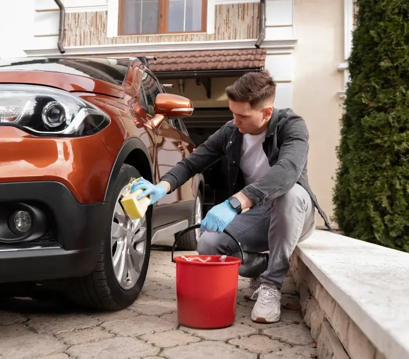 Lavage auto à domicile Saugnac-et-Muret : professionnel intervenant sur un véhicule